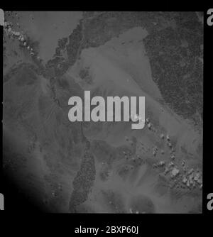 AS09-26B-3699B - Apollo 9 - Apollo 9 Missionsbild - S0-65 Multispektralfotografie - Kalifornien, Mexiko und Arizona; Umfang und Inhalt: Die Originaldatenbank beschreibt dies als: Beschreibung: Erdbeobachtung aufgenommen von der Apollo 9 Crew. Blick ist auf die Salton Sea, Imperial Valley und El Centro in Kalifornien; Mexicali und San Luis in Mexiko; und Yuma und Cibola in Arizona. Der Breitengrad betrug 33.05 N bei Längengrad 114.50 W, die Überlappung betrug 80 %, die Höhenmeilen 105 und die Wolkendecke 5 %. Diese Bilder wurden im Rahmen des NASA S0-65 Experiments ``Multispectral Terrain Photography`` aufgenommen. Das Experiment bot Stockfoto